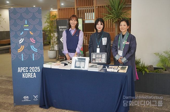 경주애 글로벌 공무원 서포터즈단이 APEC 기자단 숙소에서 외신 지원 업무를 수행하고 있는 모습.