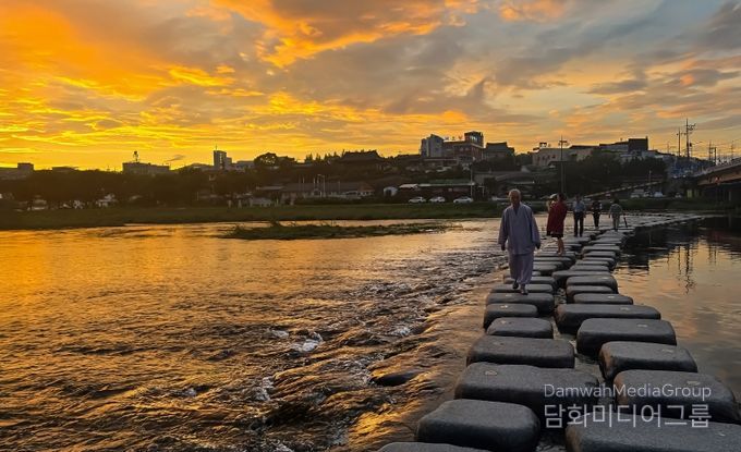 침수교를 건너며(오경택)