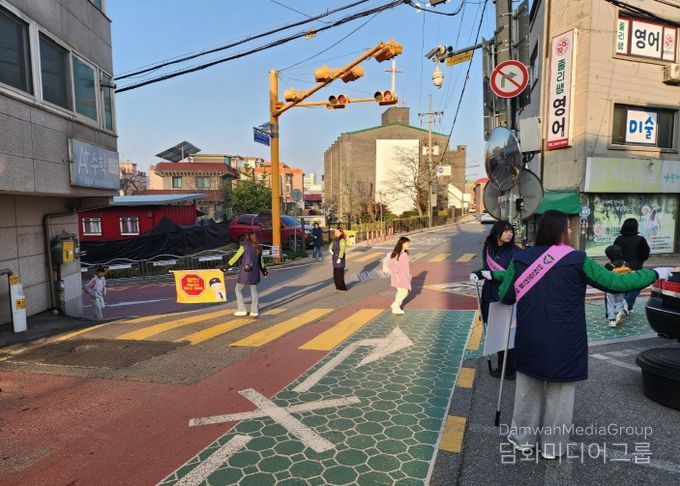 강화군자원봉사센터, 갑룡초등학교 앞 교통안전 캠페인 실시