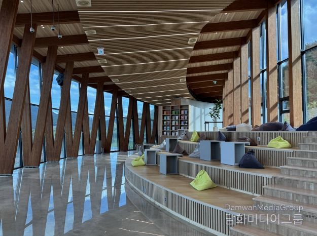 아중호수도서관, 책과 음악이 흐르는 101미터의 문화공간 ‘주목’