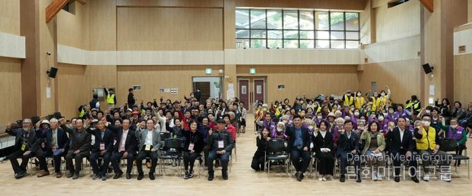 나주시가 국립나주숲체원 대강당에서 ‘숲속치매안심학교’ 졸업식을 개최했다.