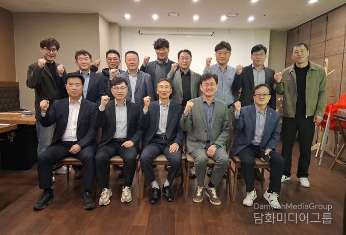 아산시·천안시와 생활권 현안 공유 및 상생협력 논의(첫 번째 줄 왼쪽에서 세 번째 방효찬 아산시 도시개발국장, 네 번째 이경열 천안시 도시주택국장)