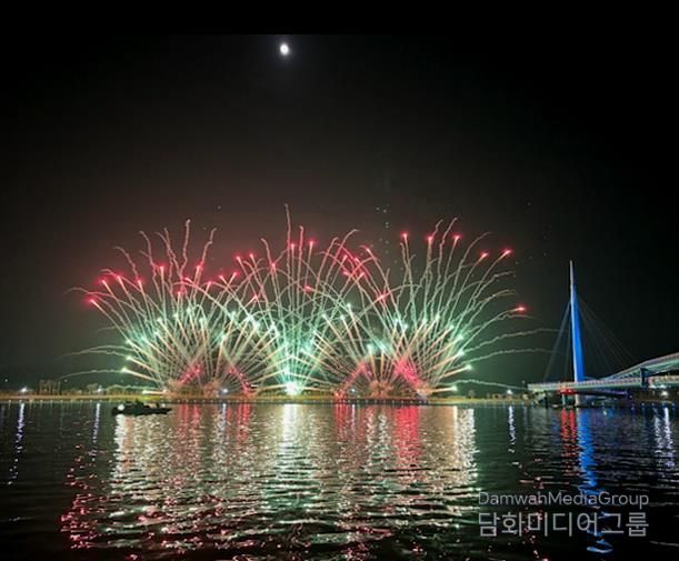 창원시, 제25회 마산가고파국화축제, 불꽃쇼로 가을밤 수 놓았다