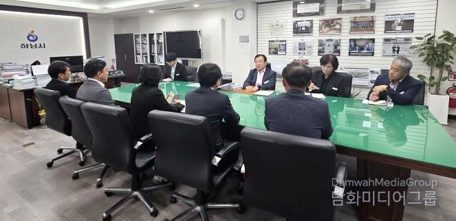 하남시의회 의장단과 상임위원장단은 11월 5일 이현재 하남시장실을 방문해 문화 예산 삭감 발언에 대한 유감의 뜻을 표명하고, 내년 예산 심사를 앞두고 하남발전을 위한 협치 의지를 재확인했다. (사진_하남시의회 제공)