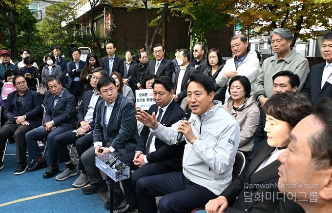 오세훈 서울시장이 6일 오전 성북구 장위13구역 재정비촉진사업 현장을 방문해 주민들과 간담회하고 있다.