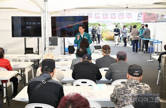 정종복 기장군수가 방사능방재 훈련에서 참여 주민들에게 훈련 내용을 설명하고 있다