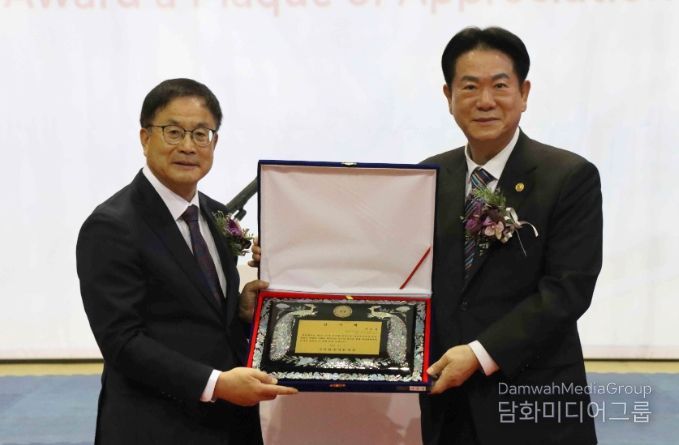 윤웅석 국기원장이 이동섭 전 국기원장에게 감사패를 전달하고 기념촬영을 하고 있다.