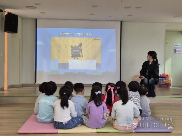 어린이들이 감염병 예방법을 배우는 모습