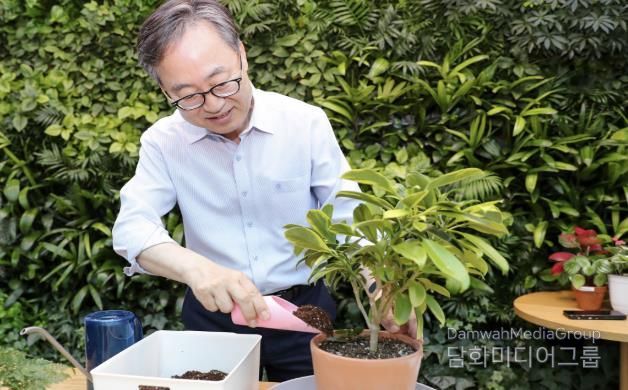 유성훈 금천구청장이 금천정원지원센터에서 화분에 흙을 채워주며 식물을 돌보고 있다