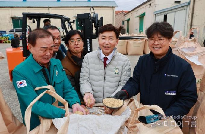 보성군이 오는 11일 겸백면을 시작으로 12개 읍면에서 2025년도 공공비축미곡 포대벼 매입을 본격 추진한다_전년도 수매 현장 모습