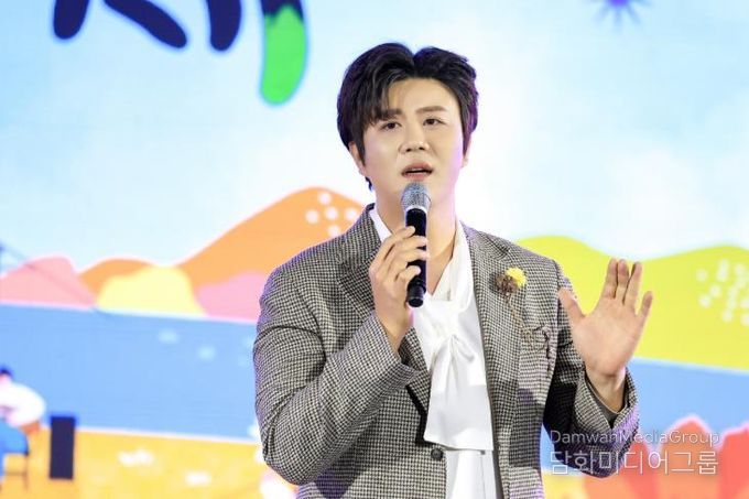 창원시 트롯천재 진해성, 해군장병지원사업에 500만 원 기부