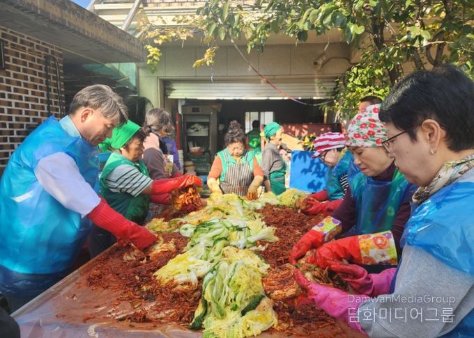 남양주시 오남읍 새마을부녀회, 따뜻한 나눔 실천 ‘사랑의 김장 담그기’
