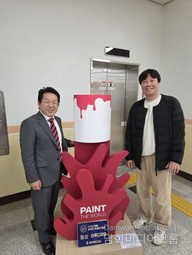 진천읍 예술작품 기탁식 사진(오른쪽 권진수 대표)