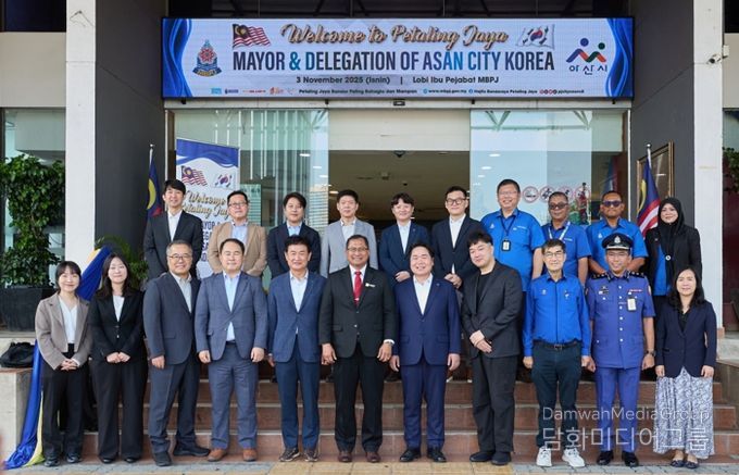 11월 3일 오세현 아산시장이 Mohamad Zahai Bin Hj Samingon 말레이시아 페탈링자야 시장과 페탈링자야 시청 방문 기념 촬영을 하고 있다.