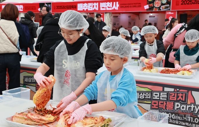“어린이 김치장인 나야 나!”…괴산김장축제 어린이 김장체험 ‘인기’