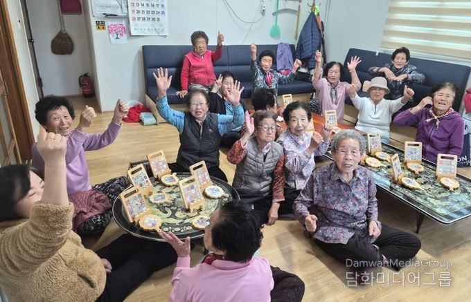 지난 10월 안강3리 경로당에서 열린 ‘생활공예교실’ 참여 어르신들이 완성 작품을 들고 환하게 웃고 있다.