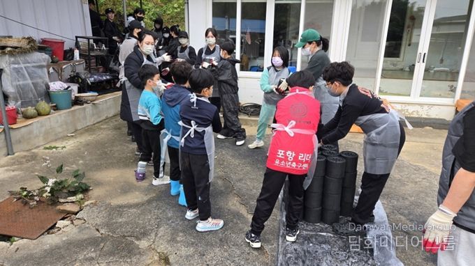 포항시자원봉사센터 소속 가족자원봉사단이 지난 8일 기계면 일원 저소득층 및 독거노인 가정을 대상으로 연탄 전달 봉사를 실시했다.