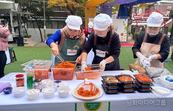 지난 8일 월곡동 다모아어린이공원에서 열린 ‘전국 동포 김치담그기 경연대회_동포들의 김치’ 본선에서 고려인마을 팀이 당근오징어 김치를 만들고 있다.