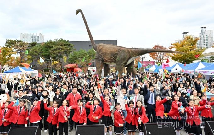 ‘2025 울산 종갓집 온마을교육축제’가 8일 공룡발자국 공원에서 김영길 중구청장, 박경흠 중구의회 의장, 천창수 시교육감, 구의원, 마을교육공동체, 학생 등이 참석한 가운데 열렸다.