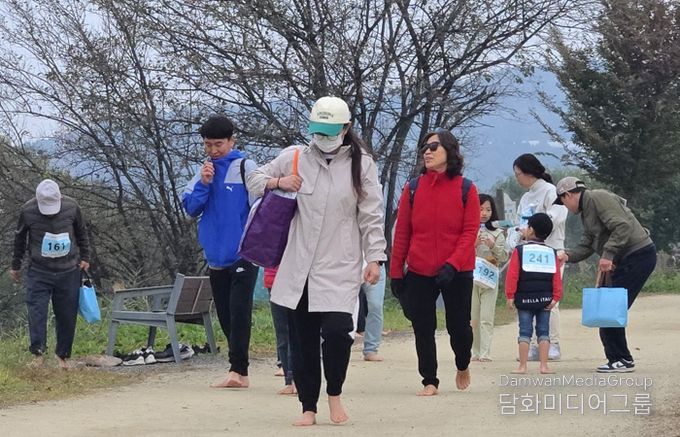 달서구,‘2025 억새물결 맨발걷기대회’성황리 개최