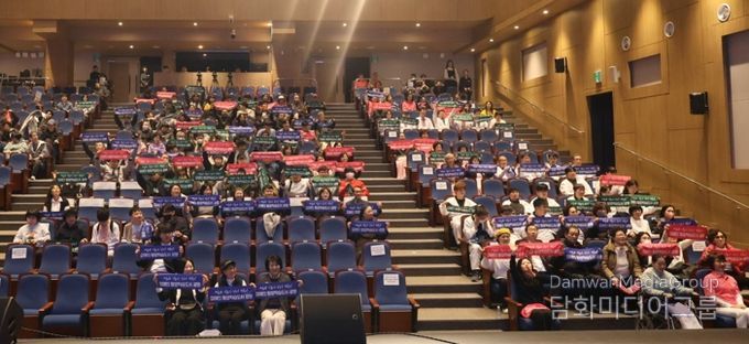 지난 7일 광명평생학습원과 광명극장 일대에서 열린 ‘2025년 광명시 장애인 평생학습 성과공유회’ 참석자들이 기념사진을 촬영하고 있다.