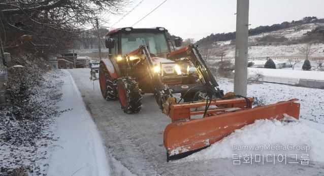 서산시 제설단이 마을안길을 보수하는 모습