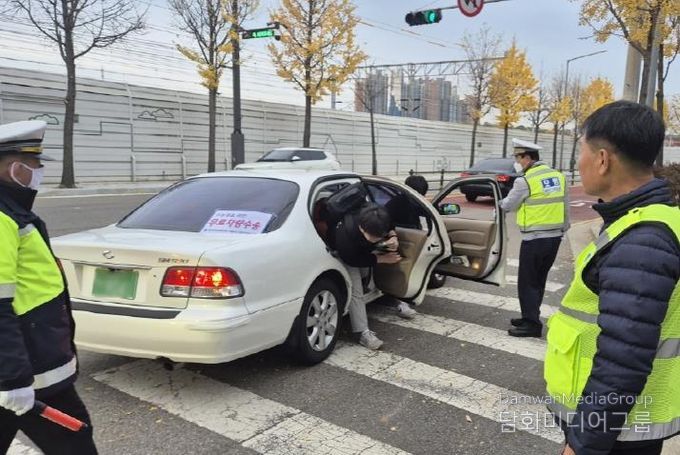 지난 수능일에 수험생이 구로구 비상수송차량을 이용해 시험장에 도착하고 있다.