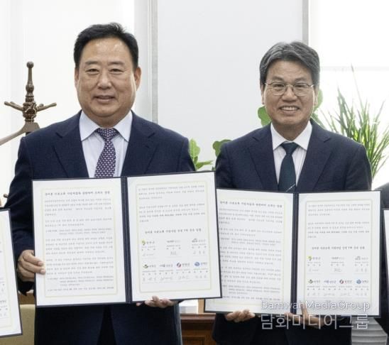 지난 7일 국회를 방문한 김돈곤 군수가 농림축산식품해양수산위원회 어기구 위원장을 만나 농어촌 기본소득 시범사업의 국비 비율 상향을 건의하고 있다.