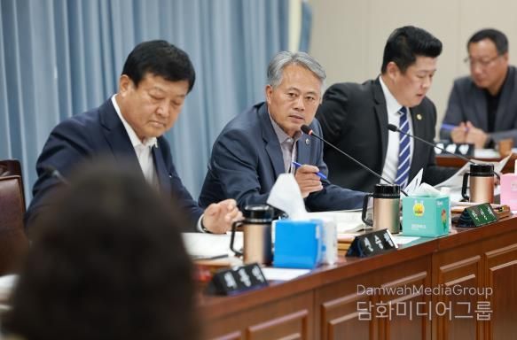 박성재 전남도의원이 농업기술원 김행란 국장에게 질의하고 있다.