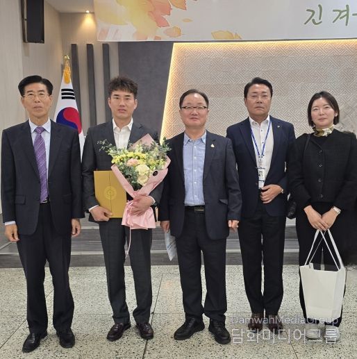 김해시도시개발공사 유기준 직원, 생명 구호 공로로 김해시장 표창(왼쪽2번째 유기준 직원, 가운데 공사 사장)