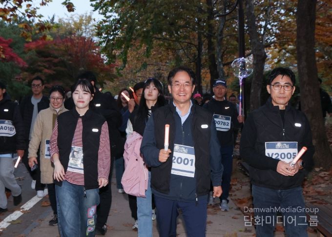 이동환 고양특례시장과 시민들이 일산호수공원을 걷고 있다.