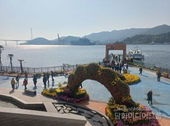 제25회 마산가고파국화축제 기간 돝섬 관광 인기