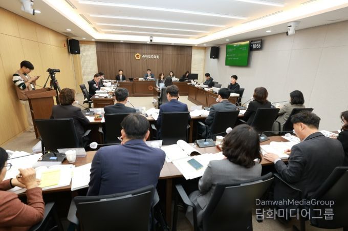 서철모 서구청장이 가장동 복합커뮤니티센터 건립 현장을 방문하고 있다