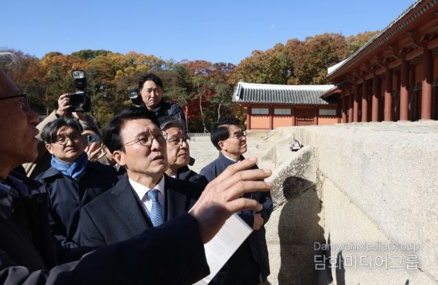 김민석 국무총리가 10일 서울시의 종묘 앞 고층건물 허용과 관련 허민 국가유산청장, 유홍준 국립중앙박물관장 등과 함께 종로구 종묘를 방문, 외부 조망을 점검하고 있다.