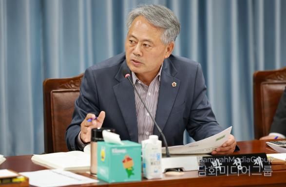 박성재 전남도의원이 (재)남도장터 김경호 대표에게 질의하고 있다.