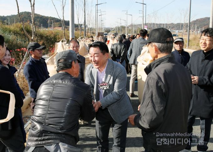 서철모 서구청장이 공공비축미곡 매입 현장을 방문해 관계자들을 격려하고 있다