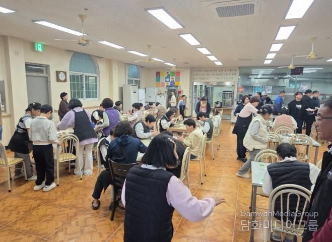 곡성군에 소재한 청학(중식당)에서 취약계층에 짜장면을 제공하고 있는 모습