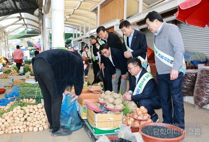 전남도의회 농수산위원회, 영암 5일시장에서 전통시장 장보기