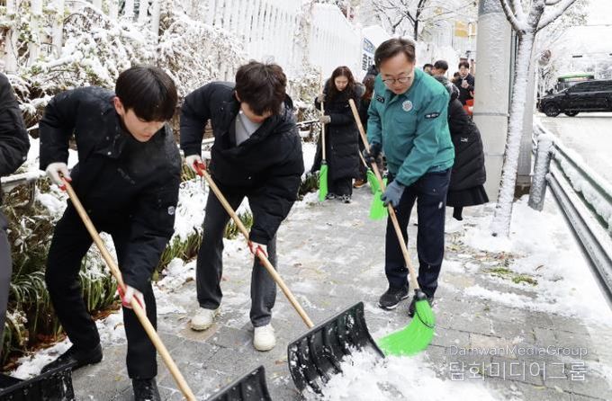 지난해 유성훈 금천구청장과 직원들이 제설 작업을 하고 있다