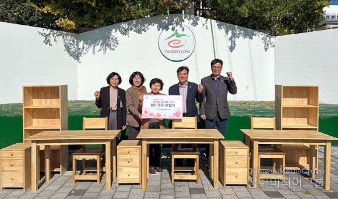 세상 하나뿐인 가구 ‘행복을 제작해 드림’ 가구 전달식 단체사진(심상철 창녕군 부군수(왼쪽에서 네 번째)와 행복나눔과, 창녕군자원봉사센터)