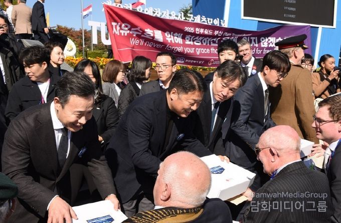 왼쪽부터 서성부 부산남구의회 의장, 오은택 부산남구청장, 이남일 부산지방보훈청장, 위세량 롯데웰푸드(주) 커뮤니케이션부문장