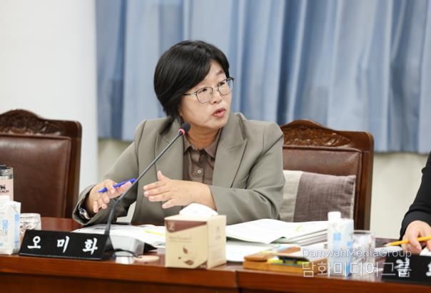 전라남도의회 제395회 제2차 정례회 기획행정위원회 소관 인재육성교육국 행정사무감사(10일)에서 오미화 의원이 집행부를 향해 질의하고 있다.