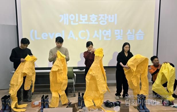 1. 개인보호장비 착탈의 실습 모습.