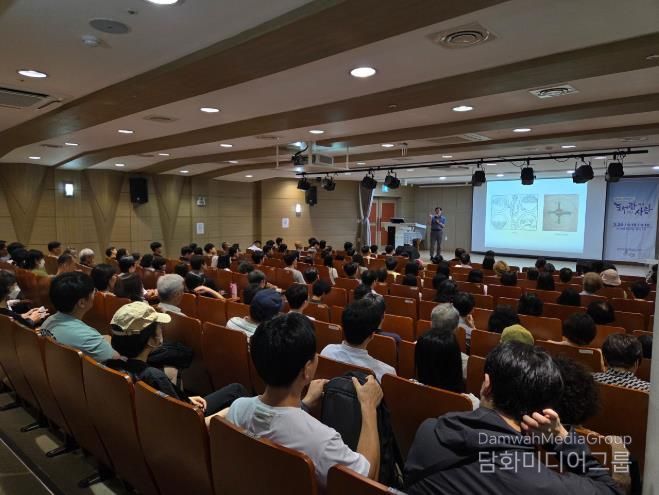 지난 9월 시청 직원과 순천시민을 대상으로 시민인문학 '도서관에서 만난 사람' 강연을 진행하고 있다