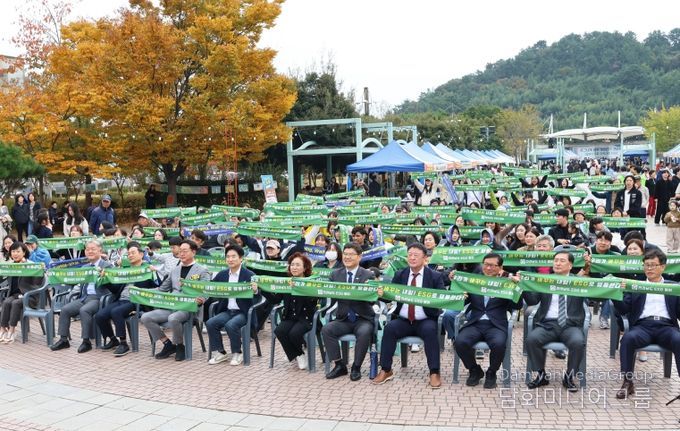 전남 교육가족들이 ‘우리가 바꾸는 내일! ESG로 행동한다!’가 적힌 현수막을 펼쳐 보이고 있다.