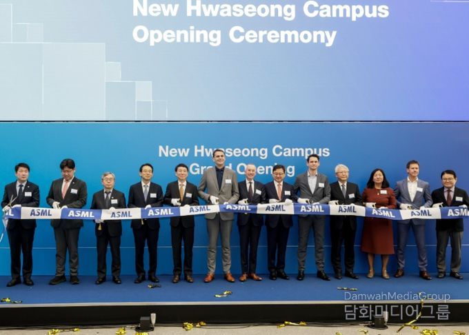 12일 ASML 화성뉴캠퍼스 준공식에서 주요 내빈들이 테이프 커팅을 하고 있다
