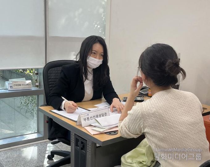 부동산 전문상담실 운영하는 모습