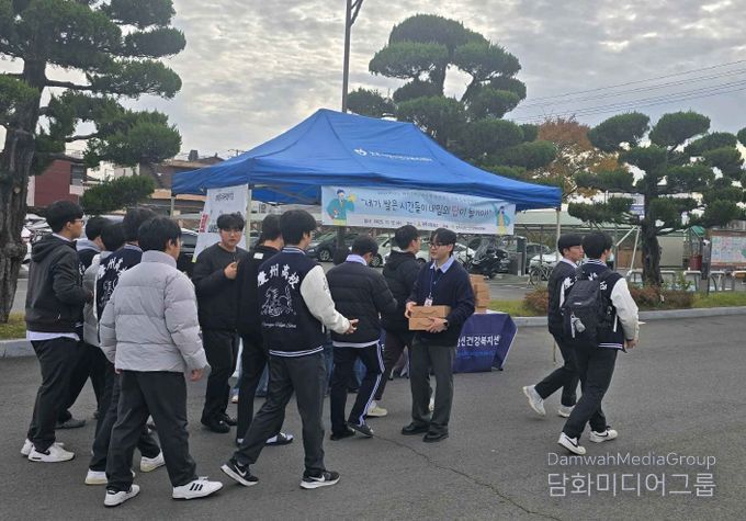 경주시정신건강복지센터가 12일 경주고등학교 앞에서 2026학년도 수능을 앞둔 고3 수험생들에게 힐링키트를 전달하며 응원 메시지를 전하고 있다