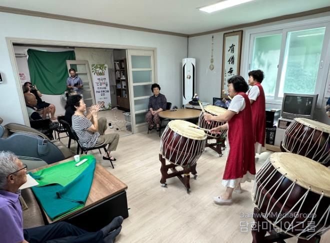 찾아가는 마을극장 프로그램으로 예주줌마 난타 공연이 펼쳐지고 있다.