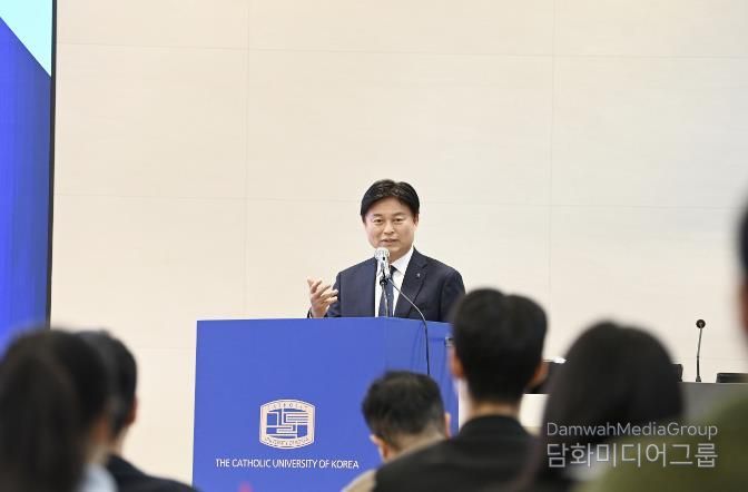 조용익 부천시장이 12일 가톨릭대학교 행정학술제에서 ‘청년이 미래를 잇다’를 주제로 특별강연을 진행하고 있다.